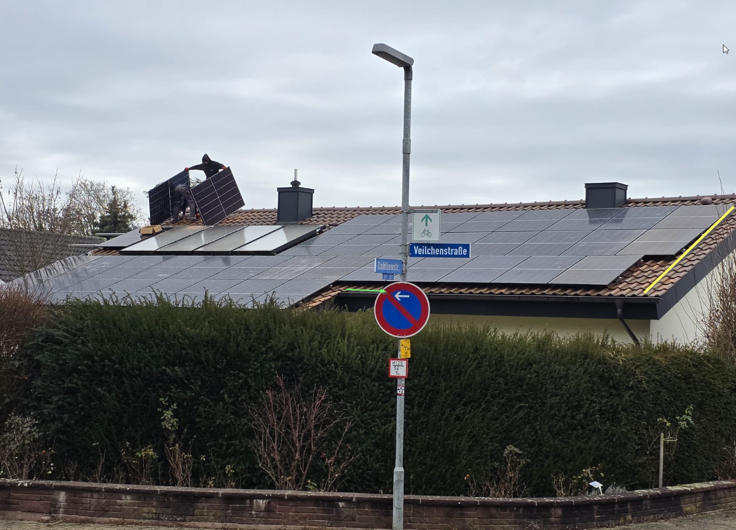 Einfamilienhaus mit Solaranlage auf Ziegel-Satteldach in Wohnstraße