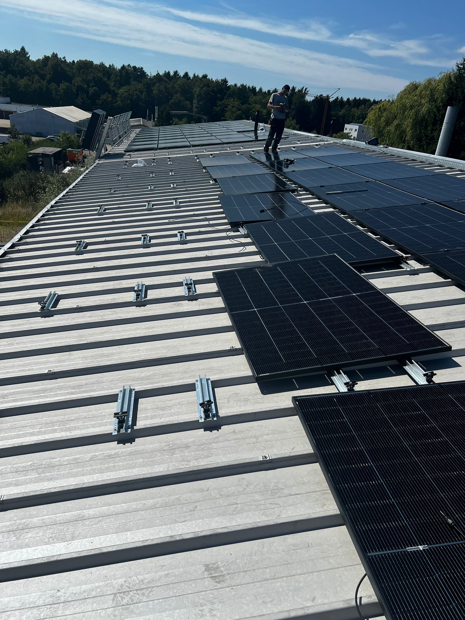 Große Solaranlage auf Trapezblechdach einer Gewerbehalle